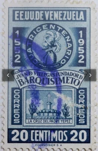Estampilla conmemorativa al cuatri centenario de la fundación de Barquisimeto (1952-1952) e incluye la imagen de la Cruz del Padre Macario Yépez y el retrato del fundador Juan de Villegas en la parte superior. Impreso por Courvoisier S.A., valor 20 céntimos para la Dirección de Correos (Correos de Venezuela). CC. BY. 2.0. Colección de Mark Morgan.