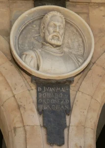 Medallón con la efigie de Juan Maldonado, conquistador español, Pabellón Consistorial, Plaza Mayor de Salamanca (España). CC BY-NC-ND 4.0 Internacional.