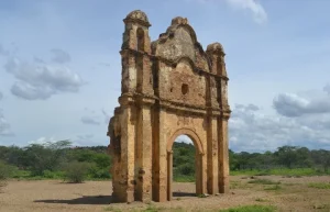 Ruinas de una iglesia construida en el año 1776 y destruida parcialmente por una inundación del Rio Morere, en 1916. En Carora, Lara, Venezuela. Licencia CC BY-NC-ND 4.0 Internacional.