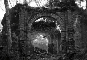 Straka, Hellmuth (1976). Ruinas de Buría. Colección Fundación El Archivo, Caracas, Venezuela. Recuperado de elarchivo.org.