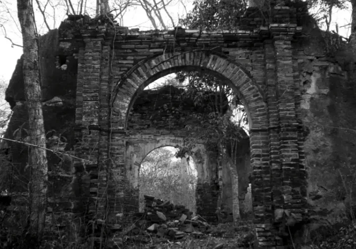 Straka, Hellmuth (1976). Ruinas de Buría. Colección Fundación El Archivo, Caracas, Venezuela. Recuperado de elarchivo.org.