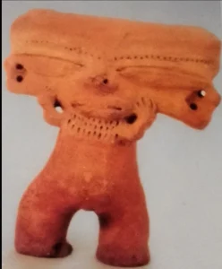 Estatuilla antropomorfa femenina con moldeado inciso. Cuenca del lago de Valencia. 1000 - 1500 d.C. (p. 39) Pino Iturrieta, E. (Coord.). (2006). Historia Global de Venezuela: Vol. I. Venezuela Precolombina y época colonial. Editorial Globe. ISBN 980-6427-14-9. Depósito Legal: lf 816200590052.A. CC-BY-NC-ND 4.0
