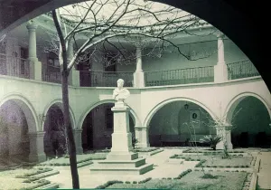 Universidad de Los Andes. Vista panorámica del patio central de la actual Facultad de Derecho, construida en el mismísimo lugar donde funcionaba, a finales del siglo XVIII, el Real Seminario de San Buenaventura. CC-BY-NC-ND 4.0