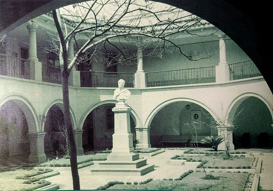 Universidad de Los Andes. Vista panorámica del patio central de la actual Facultad de Derecho, construida en el mismísimo lugar donde funcionaba, a finales del siglo XVIII, el Real Seminario de San Buenaventura. CC-BY-NC-ND 4.0